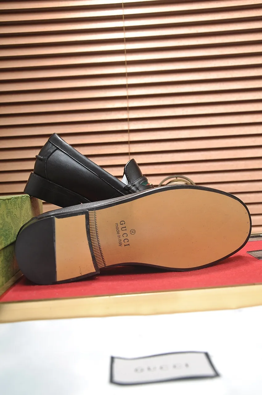 Men's shoes💰580💶Italy's top luxury men's shoe giant (GUCCI) (Gucci) (full cowhide lining) new arrival🍃Original European style🔰 Pleasant to the eye😍In order to make the shoes more durable and non-deformable🌀The production continues to follow traditional methods but there is still no lack of innovation💪Choose original sheepskin for the leather♻️ Smooth and natural And extra bright ⭐Made of imported cowhide, the first choice of rich people 38-45 (45 customized)